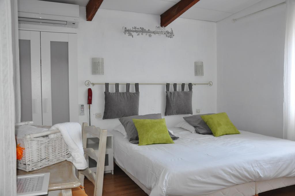 Hotel Les Mimosas Борм-ле-Мимоза Номер фото